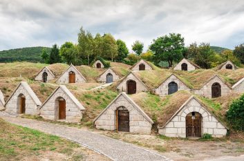 Hầm rượu nổi tiếng ở Hungary, như những ngôi nhà của người lùn