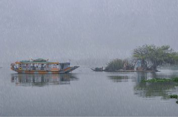 Huế: Ngắm sông Hương trong mưa